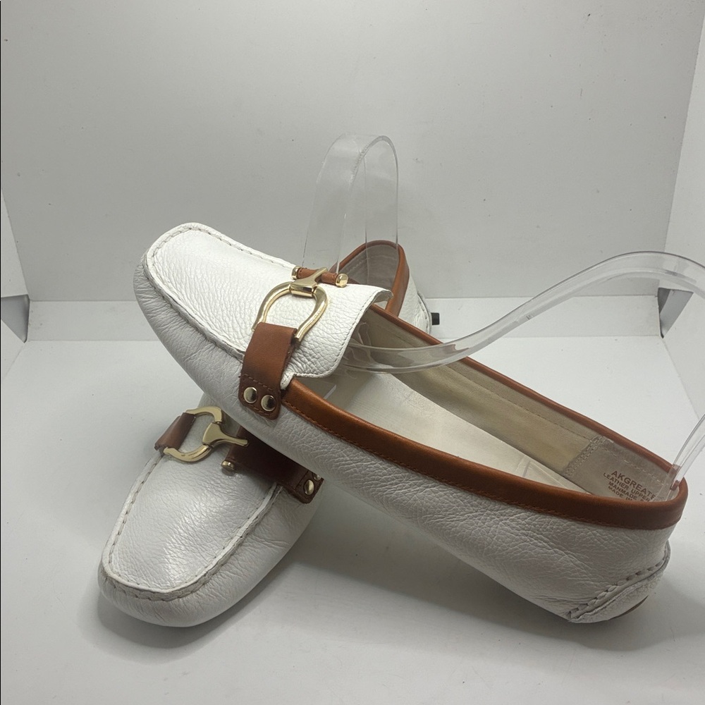 ANN KLEIN IFLEX AKGREATER LOAFERS WHITE SIZE 8.5 M/ LEATHER/ GOLD HARDWARE